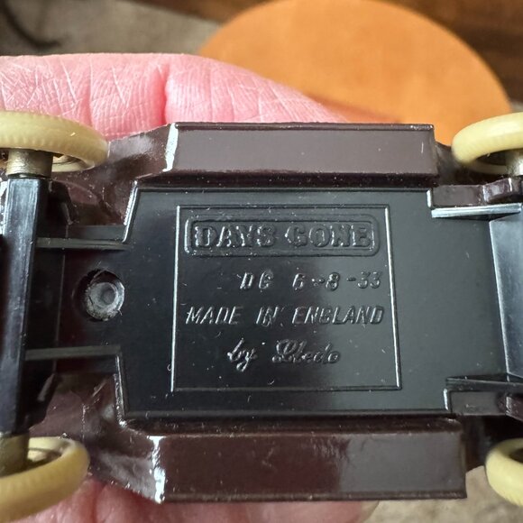 Lledo Days Gone Diecast Vehicles - Hershey's Chocolate Milk Tanker Truck - Picture 8 of 8